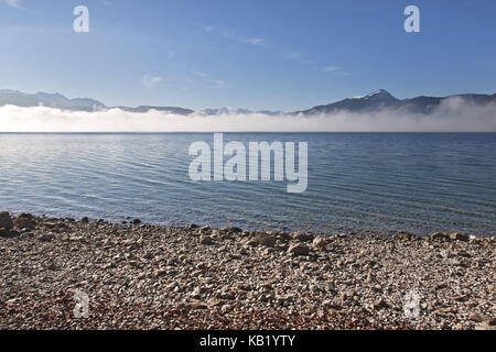 Ansicht von Osten Ufer auf der Nebel über den Walchensee, Bayern, Deutschland, Stockfoto