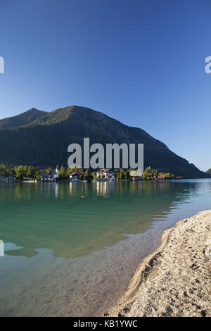 Blick von der Halbinsel Zwergern über den Walchensee zum Dorf Walchensee, Bayern, Deutschland, Stockfoto