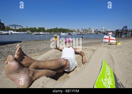 England, London, Bankside, Ufer der Themse, man nimmt es leicht auf Sand Skulptur, Stockfoto