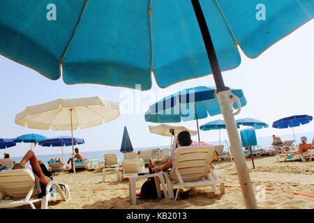 Juli 2017 - ein Mann ruht sich mit einer Flasche Bier auf einer Sonnenbank auf Cleopatra Beach (Alanya, Türkei). Stockfoto