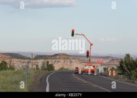 Automatisierte STOP-Leuchte an der Straße Baustelle auf der Autobahn 12 im südlichen Utah. Stockfoto