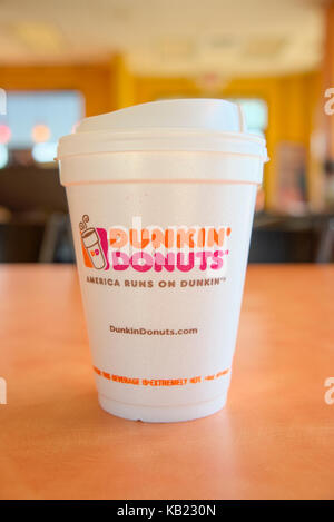 Weiße Styropor Becher heißen Dunkin Donuts Kaffee im Fast Food Restaurant in Montgomery, Alabama, USA. Stockfoto