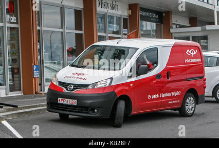 Isländische mail Van ist in der Nähe ein Geschäft in Reykjavik geparkt. Stockfoto