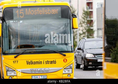 City Bus en Route in Reykjavik. Stockfoto