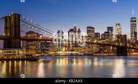 Abendlicher Blick von der Brooklyn Bridge und Manhattan aus Brooklyn dumbo. Stockfoto