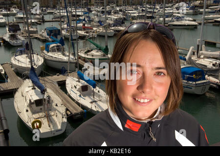 Olympischen mit dem Boot unterwegs Katie Miller in der Royal Southampton Yacht Club Marina. Stockfoto