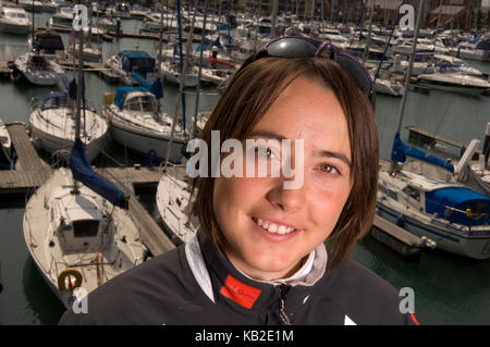 Olympischen mit dem Boot unterwegs Katie Miller in der Royal Southampton Yacht Club Marina. Stockfoto