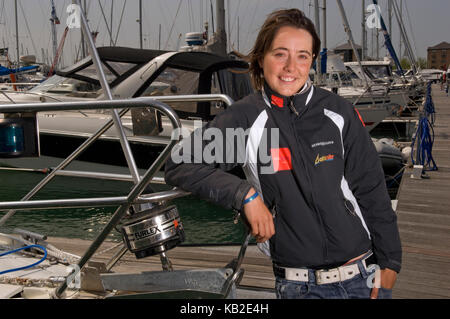 Olympischen mit dem Boot unterwegs Katie Miller in der Royal Southampton Yacht Club Marina. Stockfoto