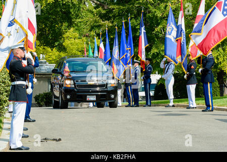 Eine bewaffnete Kräfte die volle Ehre Cordon zu Ehren der Ministerpräsident von Spanien, Mariano Rajoy stattfand, im Weißen Haus, Washington D.C., Sept. 26, 2017. Stockfoto