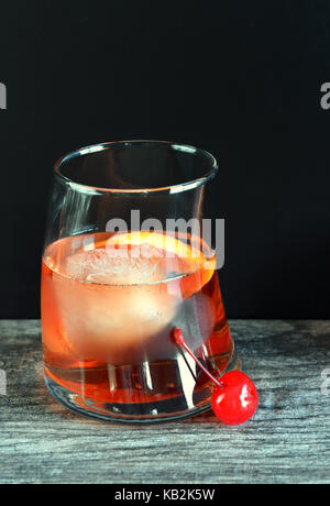 Old Fashioned Cocktail mit Eis im Glas Stockfoto