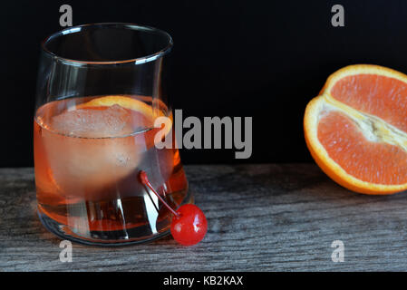 Old Fashioned Cocktail mit Eis im Glas Stockfoto