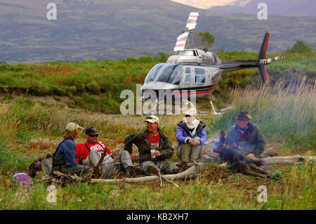 Angeln von Forellen und Lachs über Hubschrauber auf einem entfernten Alaska River Stockfoto