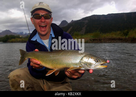 Fischer Holding ein Saibling oder Dolly Varden gefangen beim Fliegenfischen in der Nähe von Alaska Chignik Stockfoto