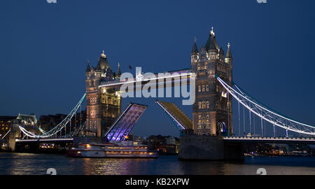 Tower Bridge bei Nacht öffnen Mit dem Boot durch in London, England, Großbritannien Stockfoto