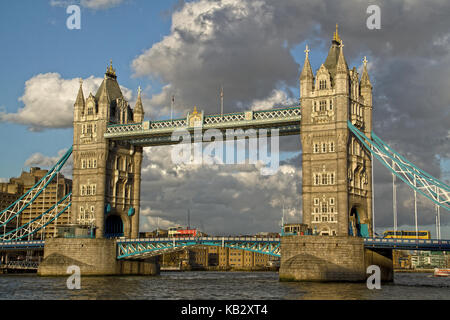 Die Tower Bridge und die Themse in London, Großbritannien Stockfoto