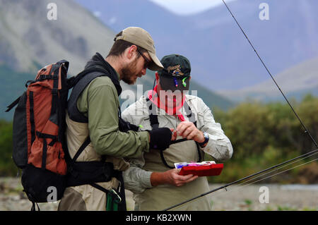 Angler Fliegenfischen auf Forellen und Lachse in der Nähe von Alaska Chignik Stockfoto