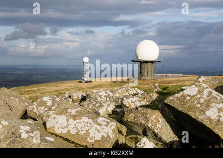 Titterstone Clee und es ist Radar Domes durch die National Air Traffic Services, Shropshire, England, Großbritannien betrieben Stockfoto