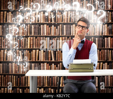 Männliche Kursteilnehmer Schriftsteller am Schreibtisch mit Schreibmaschine Stockfoto