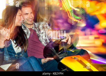 Junges Paar in Liebe in einer Stoßstange car/dodgem fahren, Spaß im Freizeitpark Stockfoto