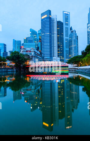 Singapore Downtown Financial District die Skyline in der Dämmerung mit hell Anderson Bridge in der Mitte und Reflexionen an der ruhigen Singapur lit Stockfoto