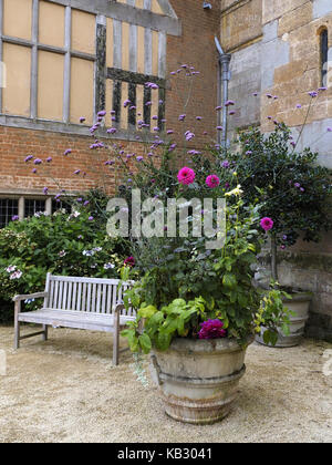 Coughton Court Tudor Mansion und Walled Gardens, Alcester, Warwickshire, B49 5JA, Großbritannien Stockfoto