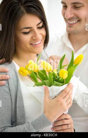 Schöne happy valentines Paar mit einem Blumenstrauß aus Tulpen Stockfoto