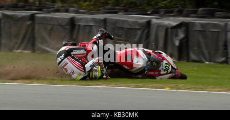 Keith Landwirt stürzt bei Druiden bei der British Superbike Championship in Oulton Park, England, Großbritannien Stockfoto