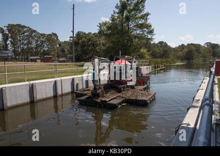 Nach dem Hurrikan Irma, Baum Cleanup crew Verriegeln durch die Burrell Navigations-Sperre auf Haines Creek Leesburg, Florida USA Stockfoto