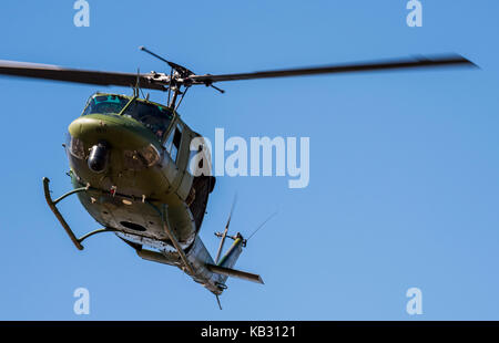 Ein UH-1N Tick ab dem 37 Helicopter Squadron steigt Overhead, da sie Konvoi Antenne Unterstützung Stockfoto