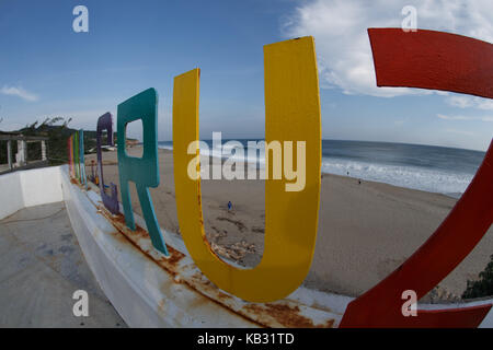 Eine perfekte Welle zwischen den Buchstaben eines Strand gesehen in Salina Cruz, Oaxaca, Mexiko übersehen. Juli 22, 2017. Stockfoto