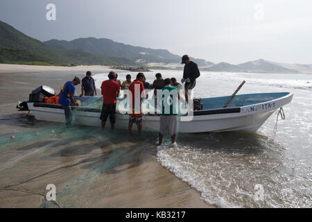 Fischer im La Bamba Strand in Salina Cruz, Oaxaca, Mexiko. Stockfoto