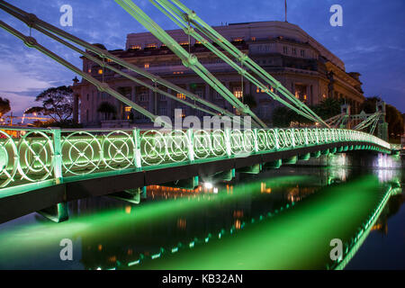 Hell erleuchtete Cavenagh Brücke ist eine der ältesten Brücken und die einzige Schrägseilbrücke in Singapur, überspannt den Unterlauf des Stockfoto