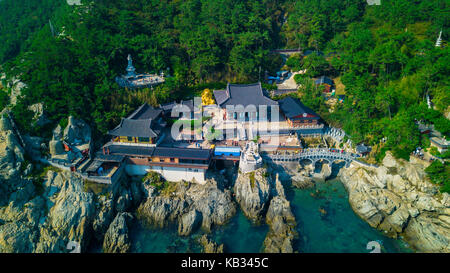 Hohe Betrachtungswinkel von haedong Yonggungsa Tempel in Busan, Südkorea Landschaft bestehen aus Tempel ist Klippe in der Nähe des Meer, Berge und blauer Himmel entfernt Stockfoto