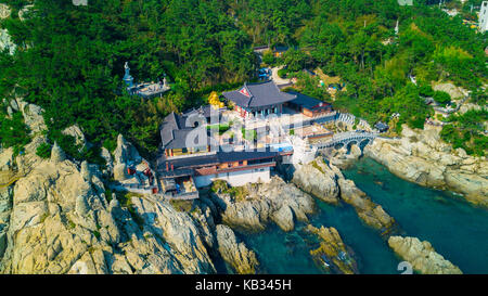 Hohe Betrachtungswinkel von haedong Yonggungsa Tempel in Busan, Südkorea Landschaft bestehen aus Tempel ist Klippe in der Nähe des Meer, Berge und blauer Himmel entfernt Stockfoto