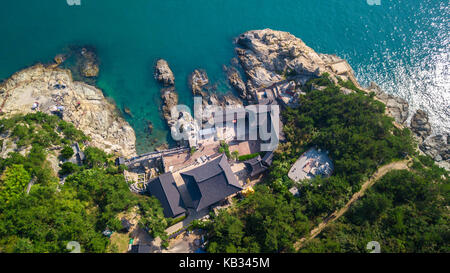 Hohe Betrachtungswinkel von haedong Yonggungsa Tempel in Busan, Südkorea Landschaft bestehen aus Tempel ist Klippe in der Nähe des Meer, Berge und blauer Himmel entfernt Stockfoto