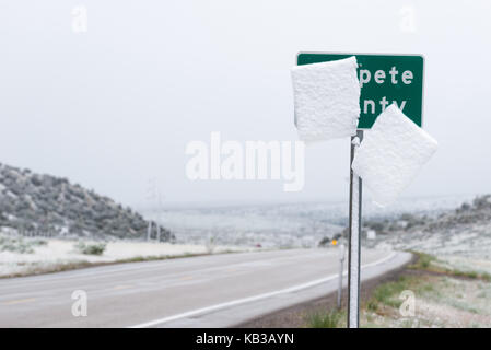 Snow slab Rutschen Sanpete County Zeichen am Highway 28 in Utah. Stockfoto