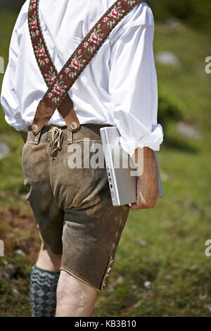 Performer in Tracht mit Laptop, außerhalb, detail, Stockfoto