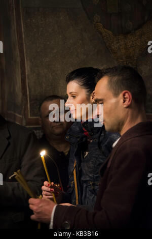 Priester und Mönche halten eine orthodoxe Service an der Osternacht von Mitternacht bis 4 Uhr morgens im Kloster Cozia in Rumänien, Stockfoto