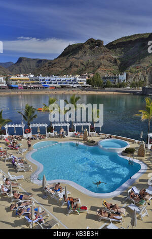 Spanien, Kanarische Inseln, Gran Canaria, Puerto de Mogan, Hotelpool, Meer, Strand, Stockfoto