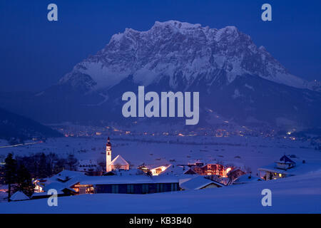 Österreich, Tirol, Lermoos, Winterabend mit Zugspitze, Stockfoto