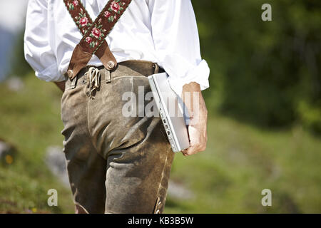 Performer in Tracht mit Laptop, außerhalb, detail, Stockfoto