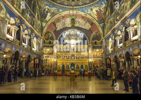 Osterfeier in der orthodoxen Kathedrale in Sibiu - Hermann Stadt, während Metropolit und Priester des orthodoxen Seminars, Stockfoto