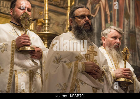 Priester und Mönche halten eine orthodoxe Service an der Osternacht von Mitternacht bis 4 Uhr morgens im Kloster Cozia in Rumänien, Stockfoto