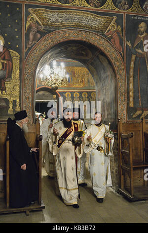 Priester und Mönche halten eine orthodoxe Service an der Osternacht von Mitternacht bis 4 Uhr morgens im Kloster Cozia in Rumänien, Stockfoto