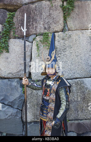 Japan, Honshu, Aichi, Nagoya, Burg Nagoya, wach Soldat in traditioneller Uniform, Stockfoto