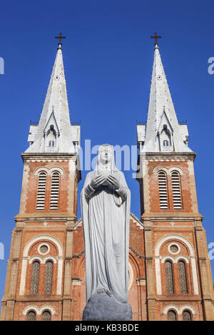 Vietnam, Ho Chi Minh Stadt, Statue der Jungfrau Maria vor der Kathedrale Notre Lady, Stockfoto