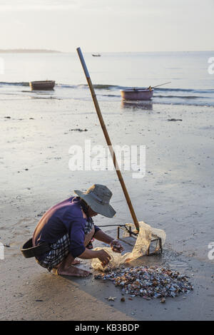 Vietnam, Mui Ne, Mui Ne Strand, Muschel Fischer, Art fangen am Strand, Stockfoto