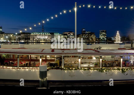 Deutschland, Hamburg, der Binnenalster durch italieneischem Restaurant Schiff galathea, Weihnachtsdekoration, Abend, Stadt, Wasser, Wasser, Tourismus, Schiff, Restaurant, journeyling, city trip, Weihnachten, Licht Schmuck, Urlaub, Winter, der Jungfernstieg, die Binnenalster, Restaurant Schiff, galathea, Lebensmittel, Festival, Gastronomie, Stadtbild, Abend, Dämmerung, yule Flut, Kerze beleuchteten Rallye, Stockfoto