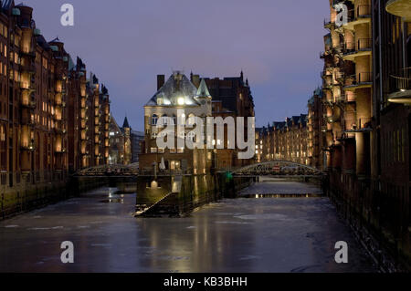 Deutschland, Hamburg, der historischen Speicherstadt, den Speicher in der Wand creme Canal im Winter, Blick auf die Wasserburg, Dämmerung, Europa, Deutschland, Stadt, Tourismus, Stadtbild, Häuser, Häuser, Kanal, journeyling, city trip, Winter, Event, Gastronomie, Wasserburg, Sehenswürdigkeit, Abend, Stockfoto