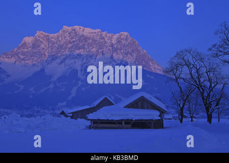 Österreich, Tirol, Lermoos, Winterlandschaft, Zugspitze, Abendlicht, Stockfoto